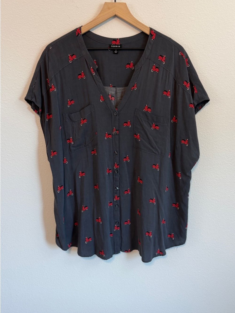 torrid Charcoal Button-Front V-Neck Top with Red Scooter Motif - Picture 6 of 11